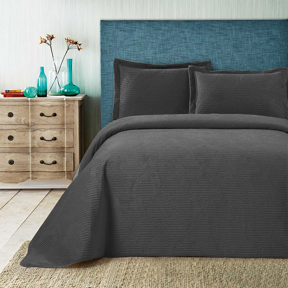 Black Straight Edge Printed Short Plush Ultrasonic Bed Cover